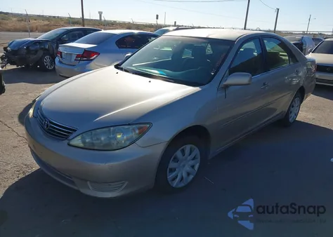 2005 Toyota Camry Le z USA, uszkodzony, nr VIN 4T1BE32K35U098804